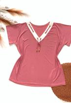 Blusa plus size com cordinhas, na cor malva roxo Blusa plus size com cordinhas, na cor malva roxo