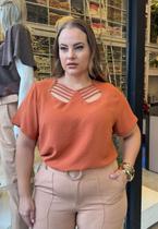 Blusa Plus Size com Decote Vazado e Manga Curta Blusa Plus Size com Decote Vazado e Manga Curta