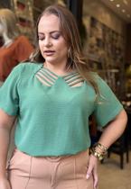 Blusa Plus Size com Decote Vazado e Manga Curta Blusa Plus Size com Decote Vazado e Manga Curta