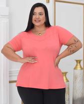 Blusa plus size com detalhe em costura