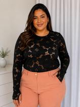 Blusa plus size de renda com dedinho