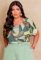 Blusa Plus Size Estampada com Decote V e Barrado Blusa Plus Size Estampada com Decote V e Barrado