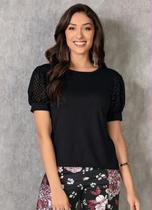 Blusa preta com mangas bufantes