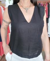 Blusa preta, feita em cambraia de linho, sem manga