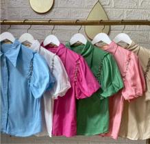 Blusa social com pedrarias no ombro em linho Blusa social com pedrarias no ombro em linho