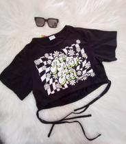 Blusa tipo cropped, estampa Margarida neon.