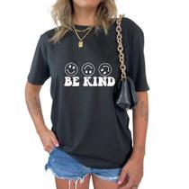 Blusão Camisa Be Kind Estampa Modelo Gringa Larga Camiseta Modinha