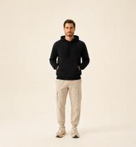 Blusão PA Peluciado Manga Longa Com Capuz e Bolsos Canguru Plus Size Preto Blusão PA Peluciado Manga Longa Com Capuz e Bolsos Canguru Plus Size Preto