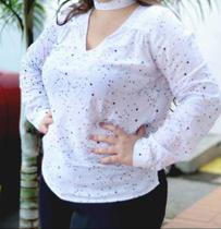 Blusinha branca de bolinha com detalhe no pescoço plus size