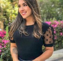 Blusinha canelada com manga bufante de bolinhas