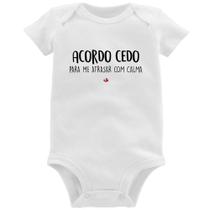 Body Bebê Acordo cedo para me atrasar com calma - Foca na Moda