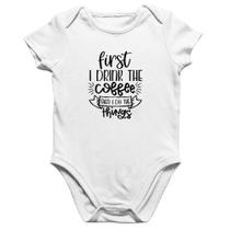 Body Bebê Algodão First I drink the coffee then I do the things - Foca na Moda