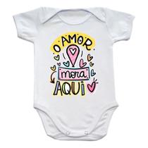 Body Bebê com Frases: O Amor Mora Aqui