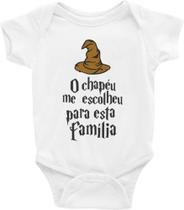 Body Bebê Infantil O Chapéu Me Escolheu Para Esta Família - TAMANHO M Body Bebê Infantil O Chapéu Me Escolheu Para Esta Família - TAMANHO M