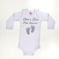 Body Bebê Suedine Manga Longa Branco Estou Chegando