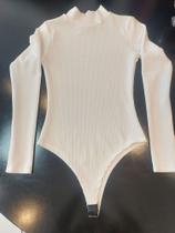 Body branco canelado manga longa