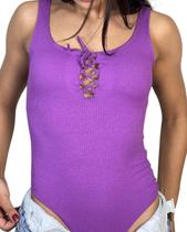 Body K2B tecido canelado com bojo e amarração Lusiane