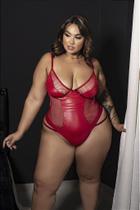 Body luxo sem bojo com abertura e detalhe em perolas vermelho plus size