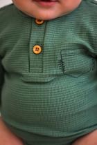 body masculino infantil, body verde com botão caramelo e bolso desenhado, COLORITTA