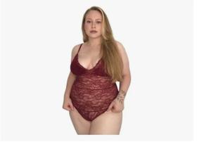 Body plus size de renda importada com decote profundo em v e alças ajustáveis