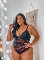 Body plus size de renda importada com decote profundo em v e alças ajustáveis