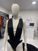 Body preto com decote