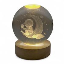 Bola de Cristal Astronauta Mini Planeta Base de Madeira 8 cm