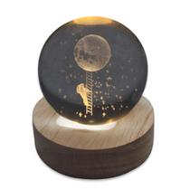 Bola de Cristal Luminária Astronauta Base de Madeira 8 cm