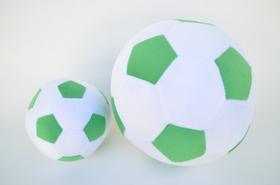 Bolas de futebol de pelúcia coloridas grande e pequena