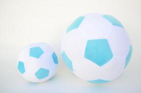Bolas de futebol de pelúcia coloridas grande e pequena