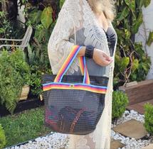 Bolsa Aloha Tela Trançada Preta, com faixas coloridas, zíper e bolso Bolsa Aloha Tela Trançada Preta, com faixas coloridas, zíper e bolso