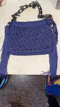 Bolsa azul marinho com franjas na lateral alça corrente