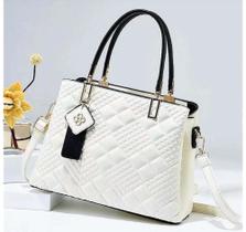 Bolsa branca com chaveiro Bolsa branca com chaveiro