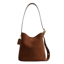Bolsa Bucket Coach Bleecker em Camurça 28x29x17cm
