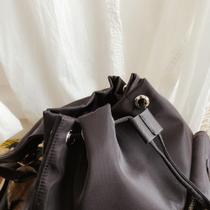 Bolsa Bucket com detalhe de ponto minimalista