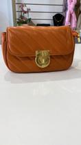 Bolsa caramelo com fivela