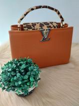 Bolsa caramelo e preta com detalhe em onça alca curta e alça tira colo