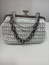 Bolsa clutch feita à mão em croche fecho metal prata e branco Bolsa clutch feita à mão em croche fecho metal prata e branco