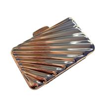 Bolsa Clutch Retangular em Metal Dourado com Frisos