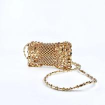 Bolsa Crossbody Feminina com Corrente Dourada e Detalhes em Contas Artesanais
