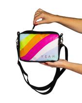 Bolsa crossbody pequena Uatt frases cores e amores arco íris Bolsa crossbody pequena Uatt frases cores e amores arco íris