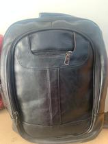 Bolsa de costas couro preto, material resistente podendo ser usado nas costas, com dois bolsos.