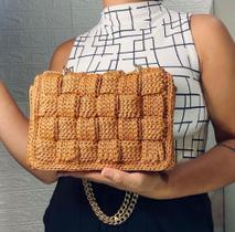 Bolsa de crochê com aba tramada Vienna Caramelo- Borsinhas Company Bolsa de crochê com aba tramada Vienna Caramelo- Borsinhas Company