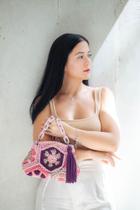 Bolsa de crochê Patuê em fio de malha super leve modelo Florbela