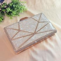 Bolsa de Festa Perolada Branca com Pedras de Strass e Detalhes Dourados