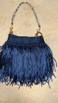 Bolsa de franjinha azul marinho com alça brilhante