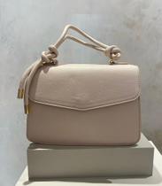 Bolsa de mão em material sintético