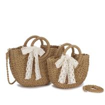 Bolsa de Mão Feminina em Palha com Laço de Renda e Alça Longa Removível Delicada, Versátil e Charm Bolsa de Mão Feminina em Palha com Laço de Renda e Alça Longa Removível Delicada, Versátil e Charm