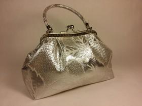 Bolsa de Mão WiseGloves Clutch Metálica com Fecho Beijo e Glitter