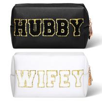 Bolsa de maquiagem Pinkunn, 2 peças, Wifey Hubby, bolsa de cosméticos Bride Patch, bolsa de higiene Mrs Travel, letra branca, couro PU, bolsa impermeável, chá de panela, presente de lua de mel para mulheres, organizador de festas Bolsa de maquiagem Pinkunn, 2 peças, Wifey Hubby, bolsa de cosméticos Bride Patch, bolsa de higiene Mrs Travel, letra branca, couro PU, bolsa impermeável, chá de panela, presente de lua de mel para mulheres, organizador de festas